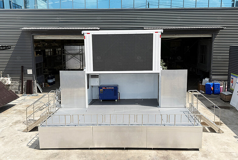 LR135 Roadshow Truck