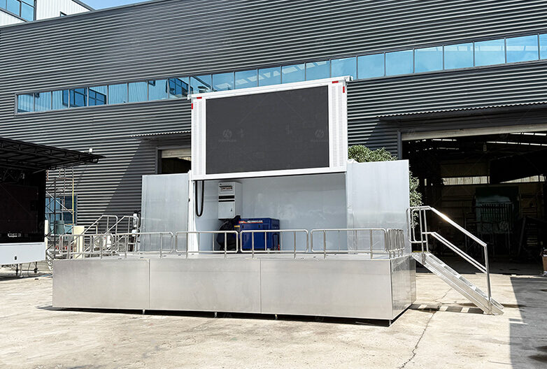 LR135 Roadshow Truck
