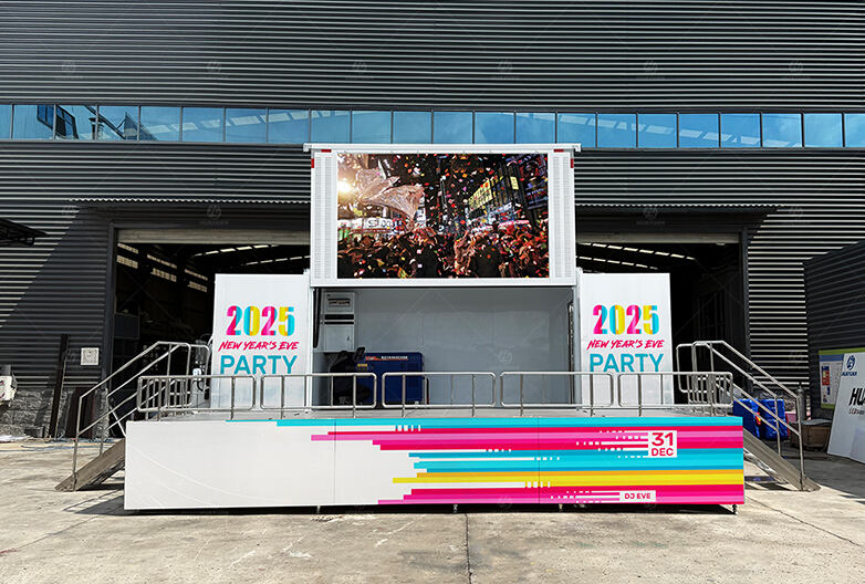 LR135 Roadshow Truck