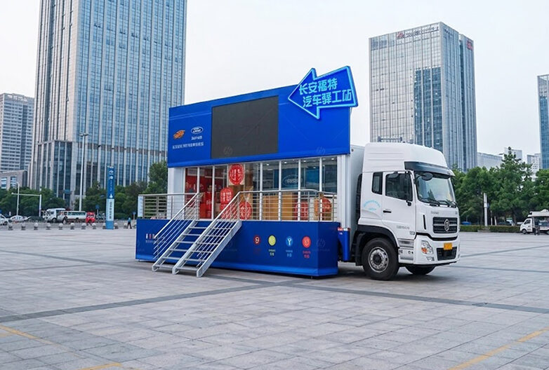 LR315 Roadshow Truck