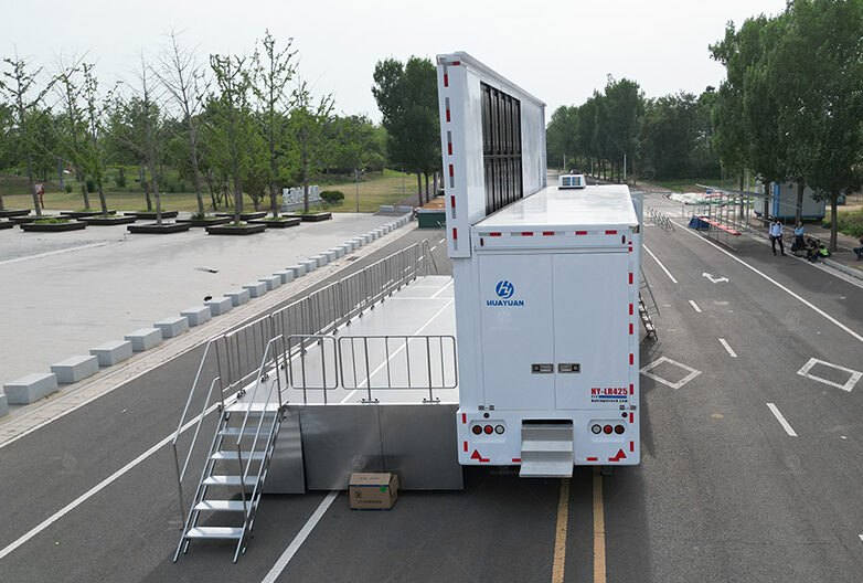 LR425 Roadshow Semi-trailer