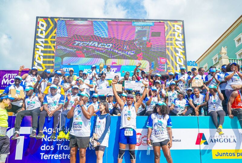 A group photo scene from the Luanda City Road Race in Angola, featuring the LR235 vehicle-mounted LED display serving as a background platform for information dissemination.