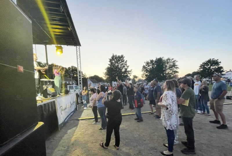 huayuan-st315-mobile-stage-trailer-crowd-near-stage-dusk-ms-usa