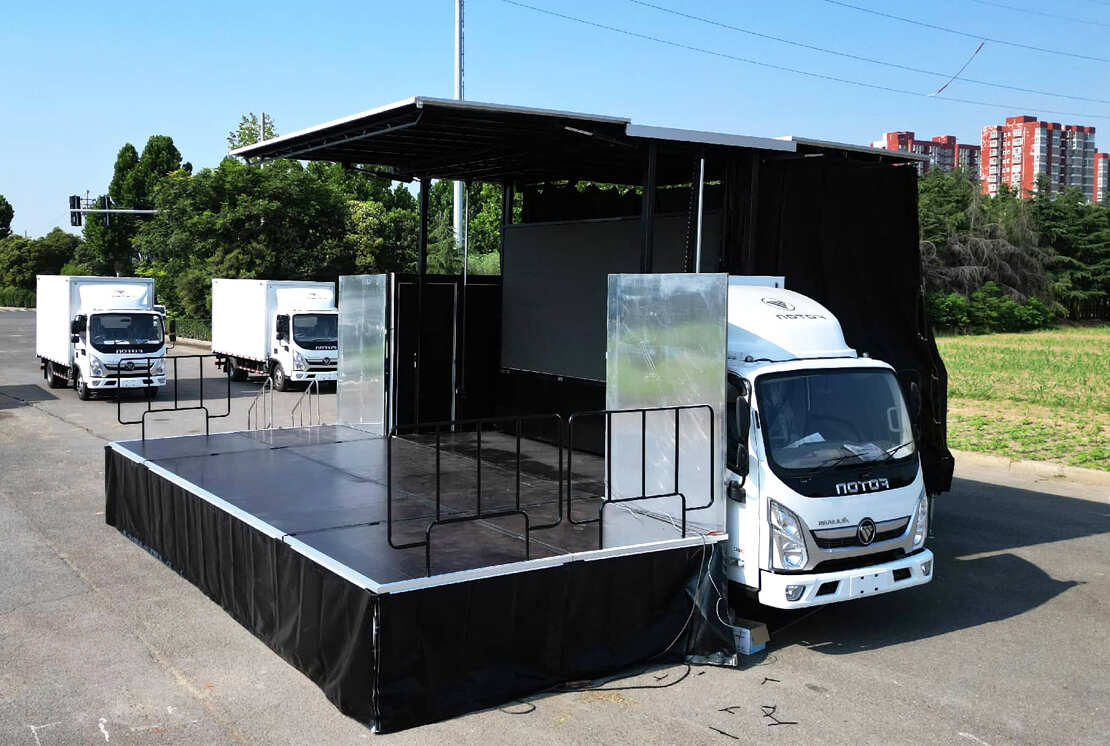 HUAYUANT135mobile stage truck in deployed condition