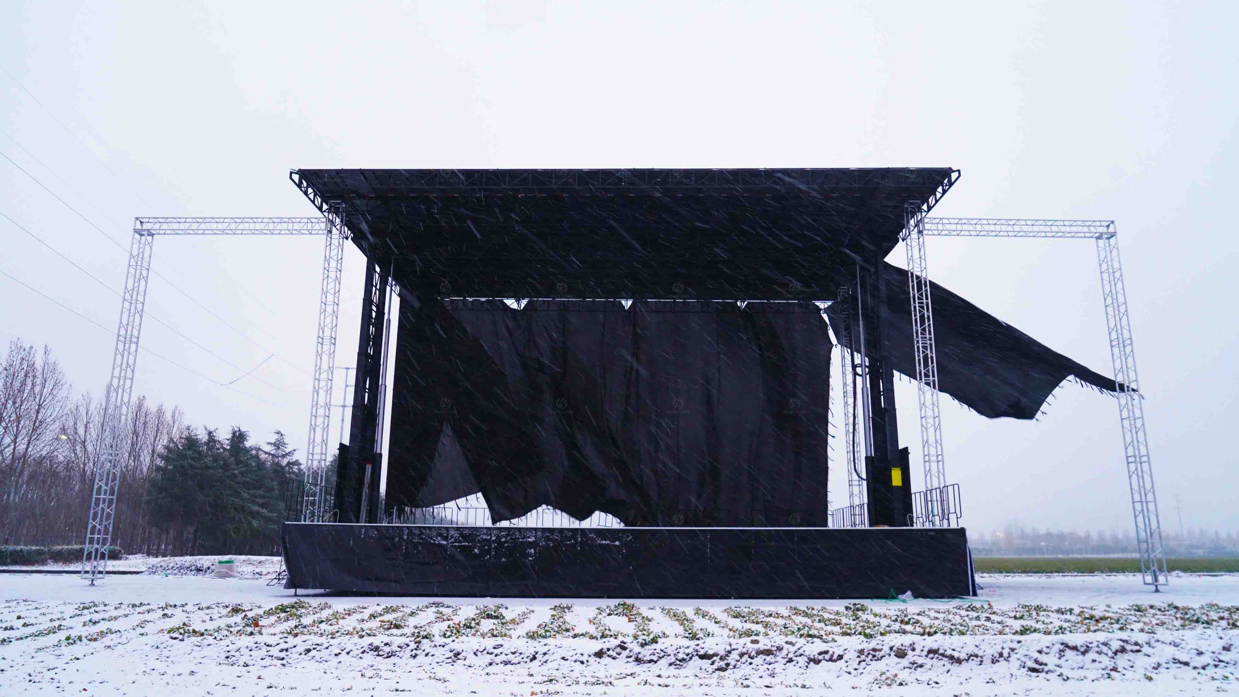 A mobile stage in the wind