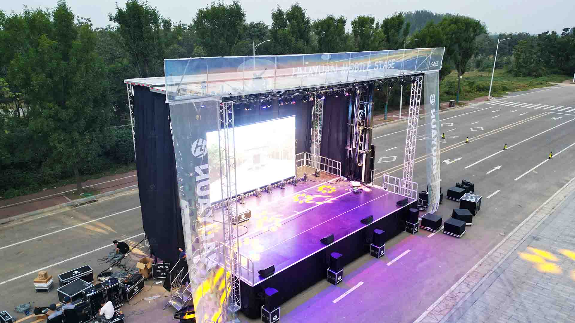 Hydraulic mobile stage semi-trailer