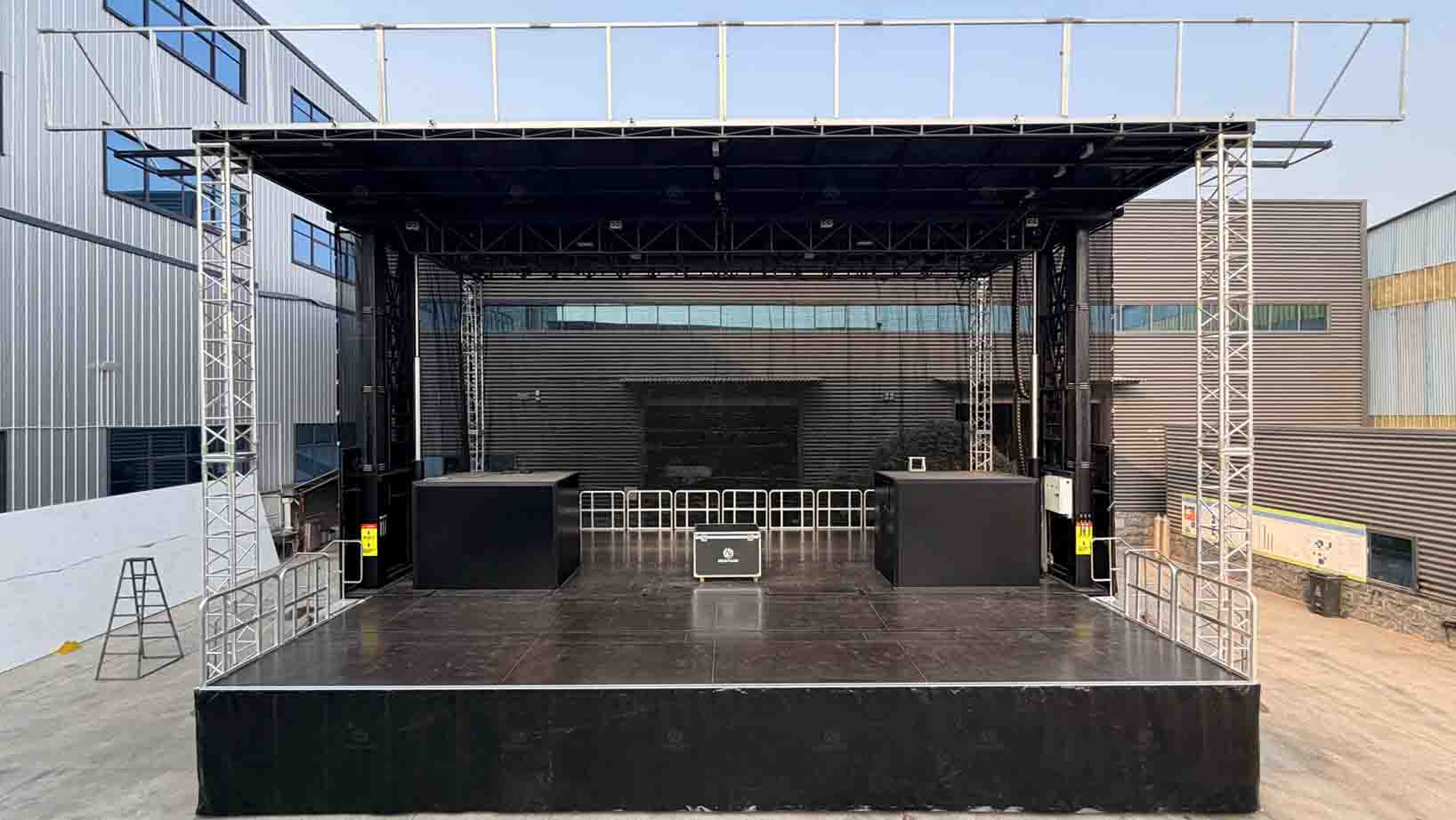 mobile stage with room